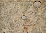 Akhenaten and Neferti worsjip the Aten