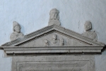 Santa Clara de Asís, sacristy door pediment