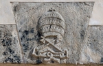 Baluarte de San Pedro, portal relief, Papal insignia