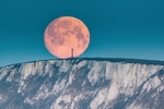 z4016 The Setting Moon over Tennyson Monument