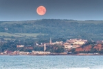 z4181 Strawberry Moonset over Shanklin