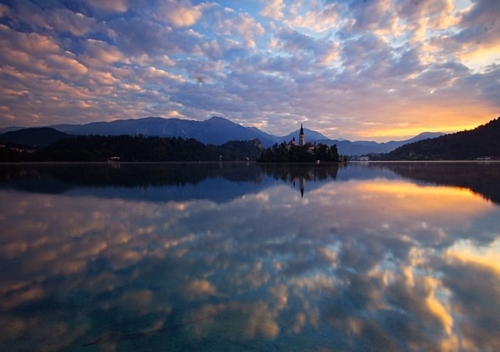 [align=center][size=12][b]Lake Bled Sunrise[/b][/size]

On the final day of the trip the sun started to rise from b…