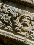 Portería, far-left arch, top right voussoir relief