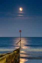 z4407 Lunar Eclipse, Shanklin Beach