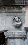 Casa de las Cabecitas, main portal architrave, right roundel head