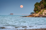 z4180 The Strawberry Moon rising over Bembridge