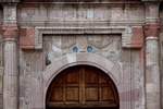 El Señor de las Maravillas, façade portal columns & architrave