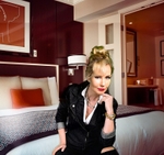 Olivia - Hotel Room