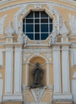 Lateral façade, window, pilasters & niche sculpture