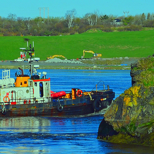 Tug/Pilot Boat heading up river as slack tide approaches
