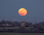 068 moonrise Bembridge windmill