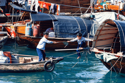 KM-189 Aberdeen , 2  boys on sampans- 1982