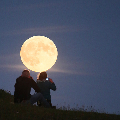 The Super Blood Moon rises over the Bay of Fundy @ Martello Tower as photographers take action.