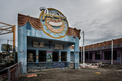 Abandoned Six Flags (New Orleans, LA) | Paradise Hotdogs