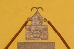 San Isidro Labrador, façade escutcheon