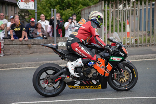 John McGuinness retires at Queens Pier Road during the Senior Race with a broken chain. As clearely visible here. Lea…