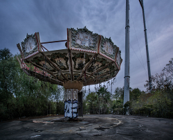 Abandoned Six Flags (New Orleans, LA) | Zydeco Zinger Swings