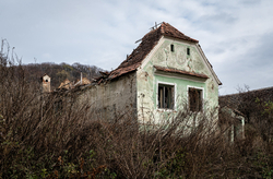 Roofless Home | Gherdeal, Romania