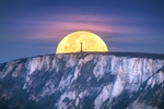 z4313 Hunters Moon over Tennyson Down