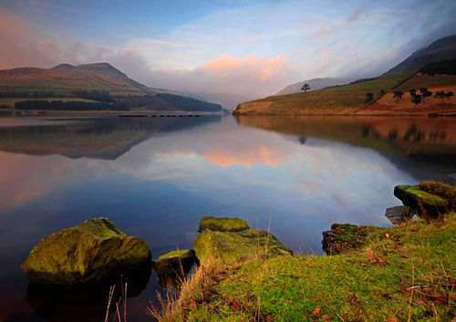 [size=11][b]Misty Dovestone Reservoir[/b][/size]

Dovestone reservoir lies at the foot of Saddleworth Moor in the h…