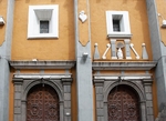 Façade twin portals