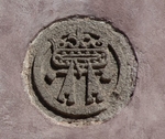 S portal alfiz, Marian insignia (left)