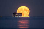 z3281 Melting Moon over the Solent