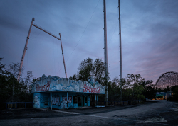 Abandoned Six Flags (New Orleans, LA) | Skycoaster Entrance