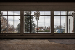 Fallside Hotel (Niagara Falls, NY) | Ballroom Windows