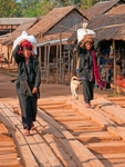Women on bridge at Indien