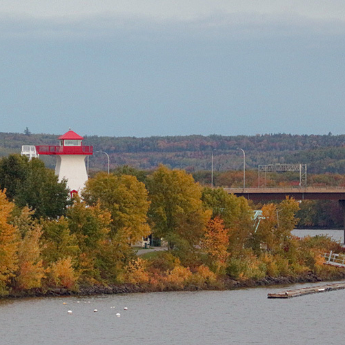 This lighthouse is a replica built in 1989 and offers eats and an observation deck with views of the St. John River.