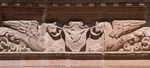 Façade architrave relief
