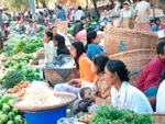 Intha women in a market