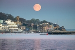 ab597 April Moon over Cowes
