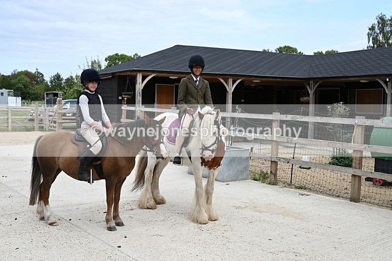 WJ6_3801 - Berks & Bucks - The Old farmhouse - Hound Exercise 20-08-25