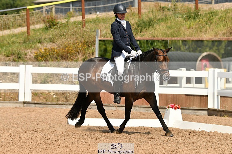 250817-132938-09970 - 090-Sarah.GoddardSaris.Fingers.Crossed