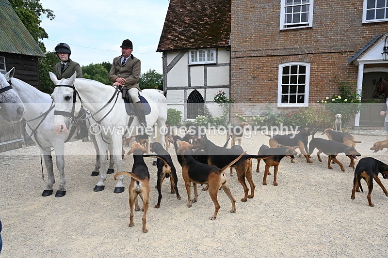 WJ6_3570 - Berks & Bucks - The Old farmhouse - Hound Exercise 20-08-25