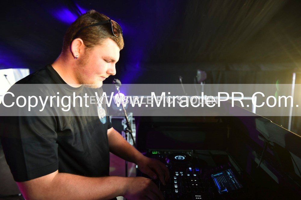 SH4_9919 - Tj the DJ