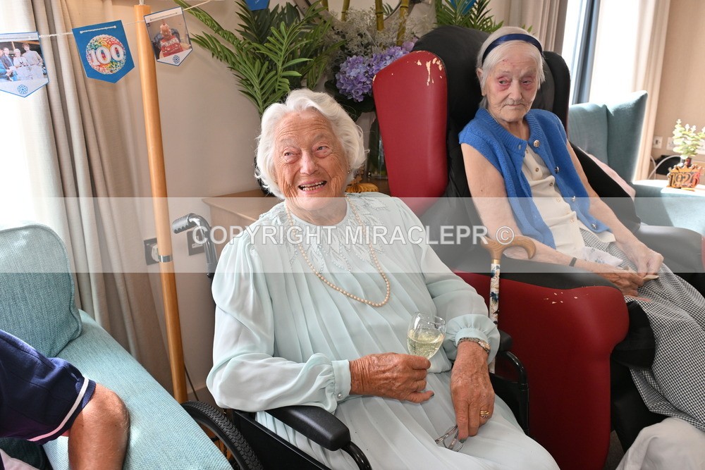 AM3_0736 - Iris and Betty.