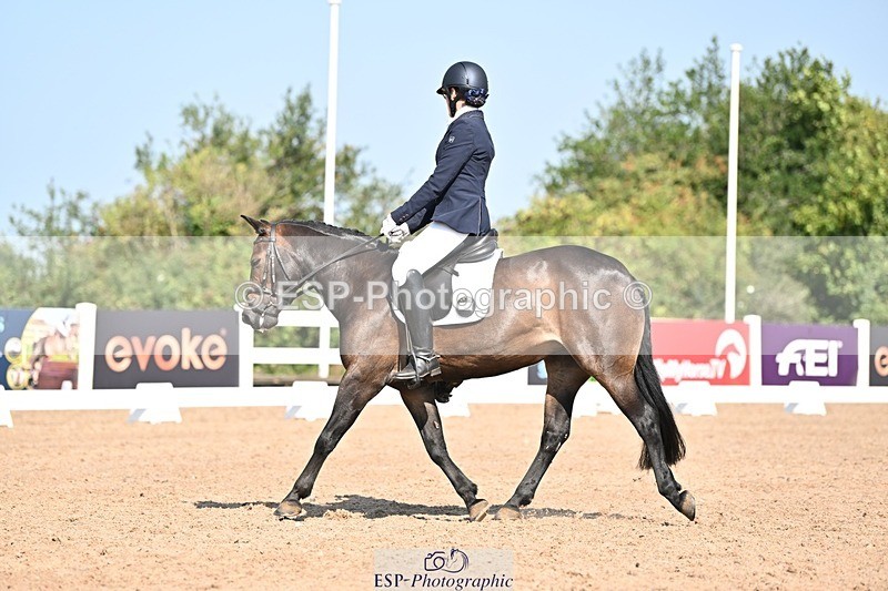 250816-110229-03287 - 090-Sarah.GoddardSaris.Fingers.Crossed