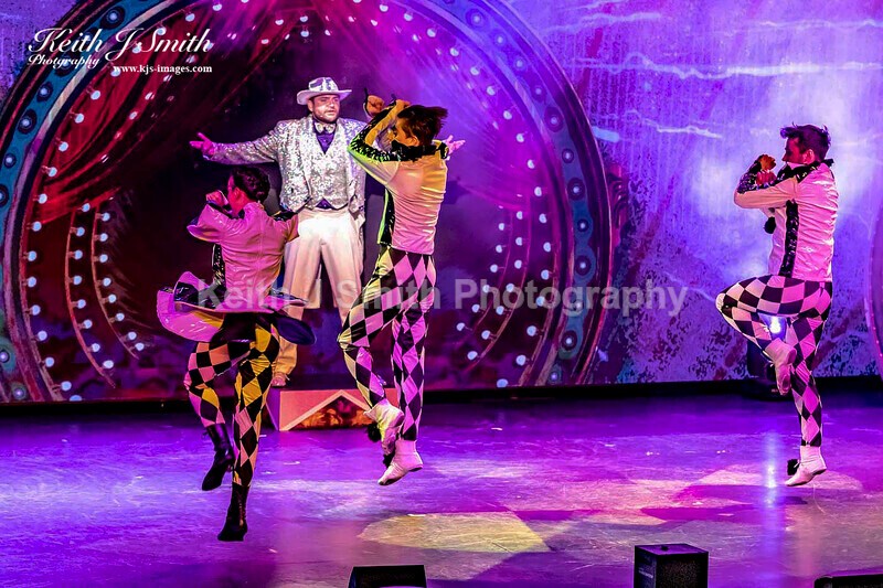 7KJS1340 - Ambition show team