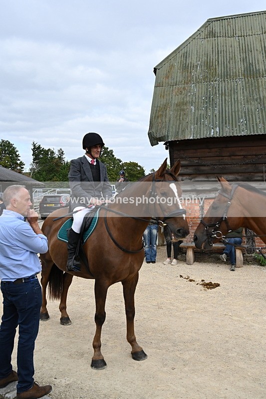 WJ6_3540 - Berks & Bucks - The Old farmhouse - Hound Exercise 20-08-25