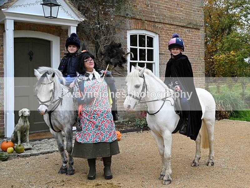 WJ7_6863 - Berks & Bucks - Children's Meet - The Old Farmhouse – Steventon.