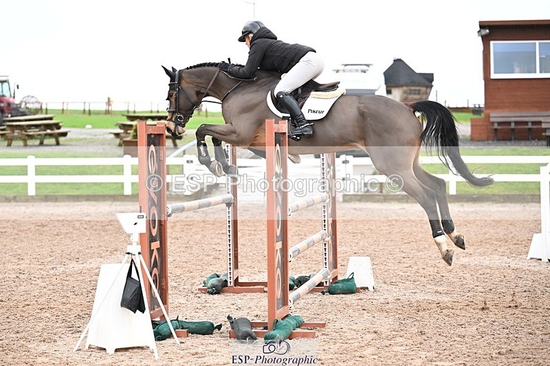 251206-125644-01082 - Cls 12 Snr Newcomers and 1.10m