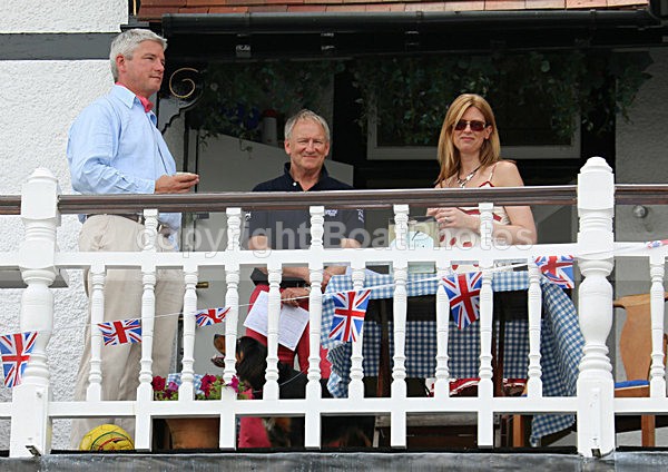 120628 HENLEY SPECTATORS WT7A0145 - HENLEY ROYAL REGATTA Thurs 28th June 2012