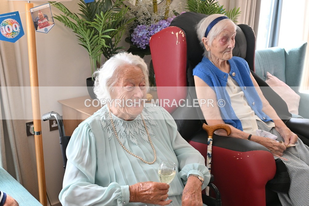 AM3_0733 - Iris and Betty.