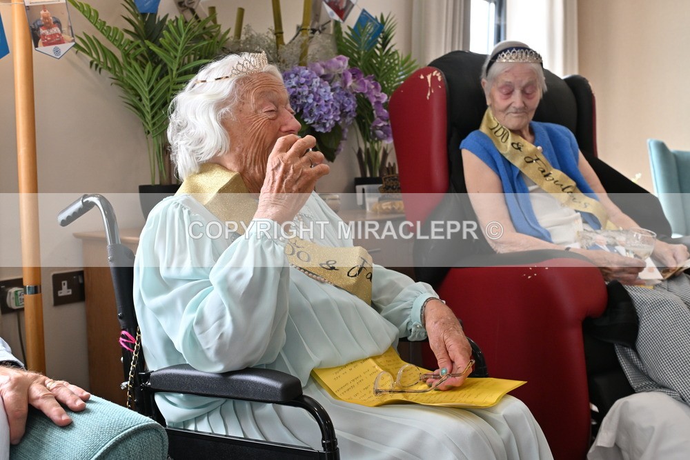 AM3_1151 - Iris and Betty.