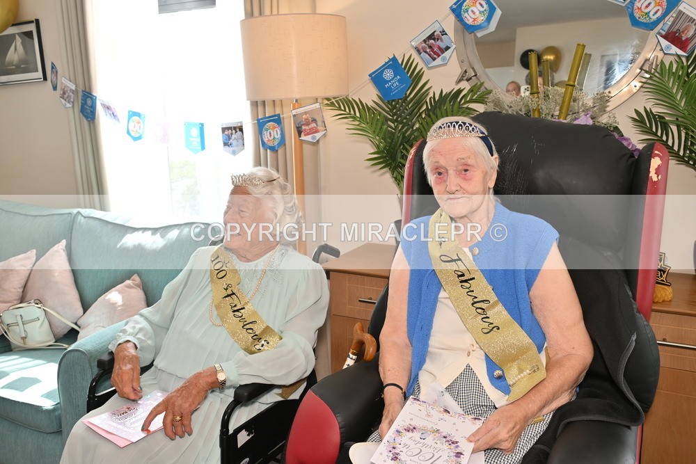 AM3_0842 - Iris and Betty.
