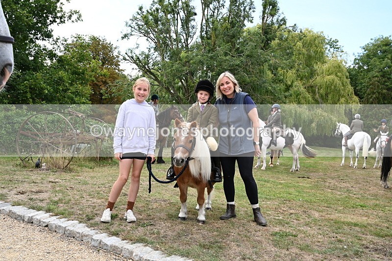 WJ6_3754 - Berks & Bucks - The Old farmhouse - Hound Exercise 20-08-25