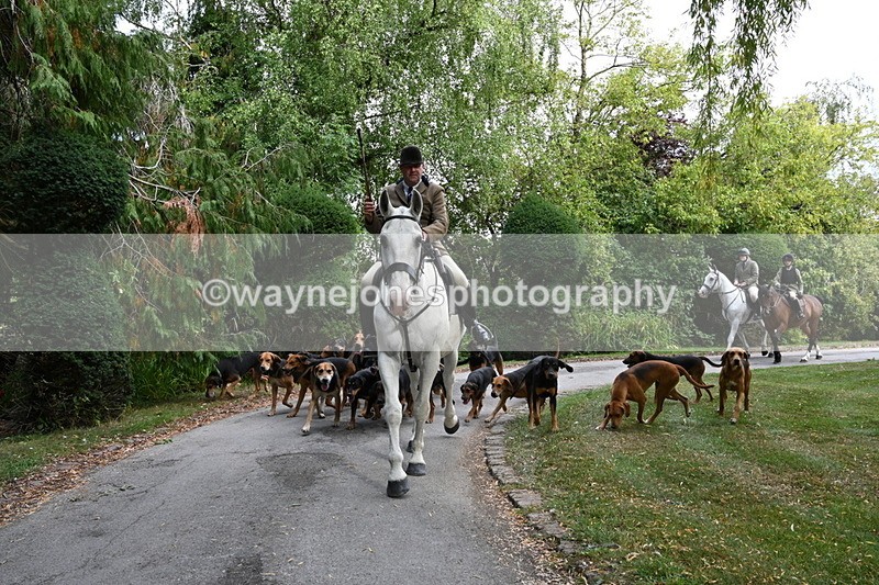 WJ6_3944 - Berks & Bucks - The Old farmhouse - Hound Exercise 20-08-25